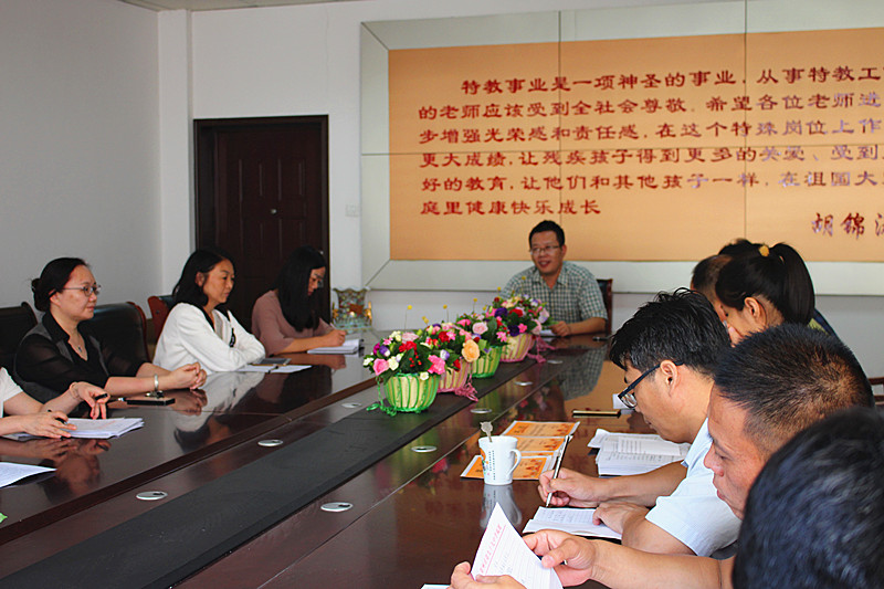 教师节表彰活动在会议室举行_副本.jpg