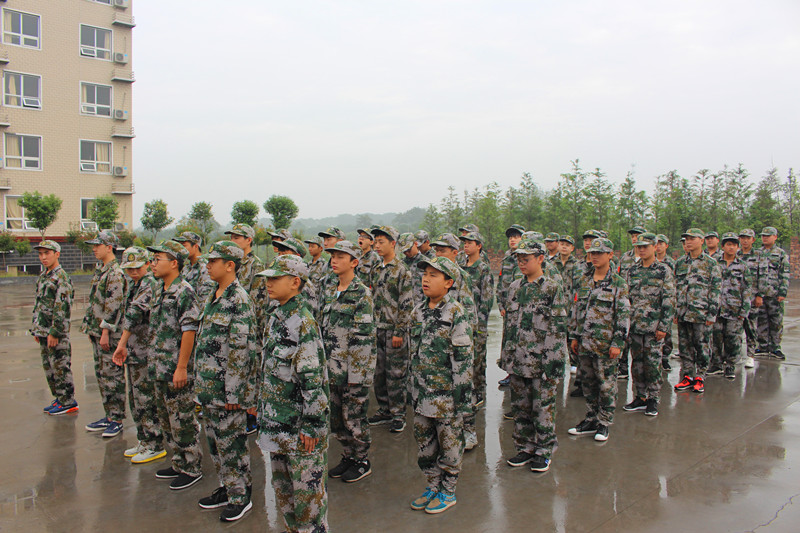 99中全体学生集结国防教育基地_副本.jpg