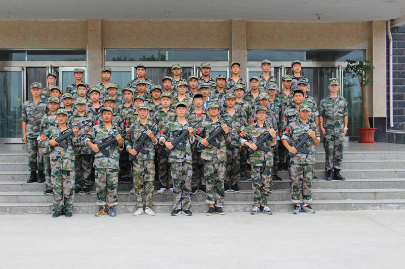 学生与教官集体合影留念_副本.jpg