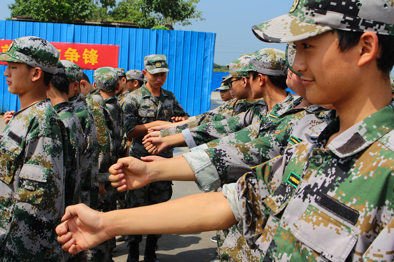教官细心为学生校准军姿_副本.jpg